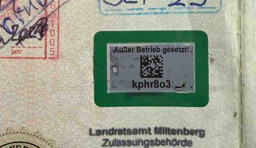 Rückseite der Zulassungsbescheinigung Teil 1 mit grünem Aufkleber